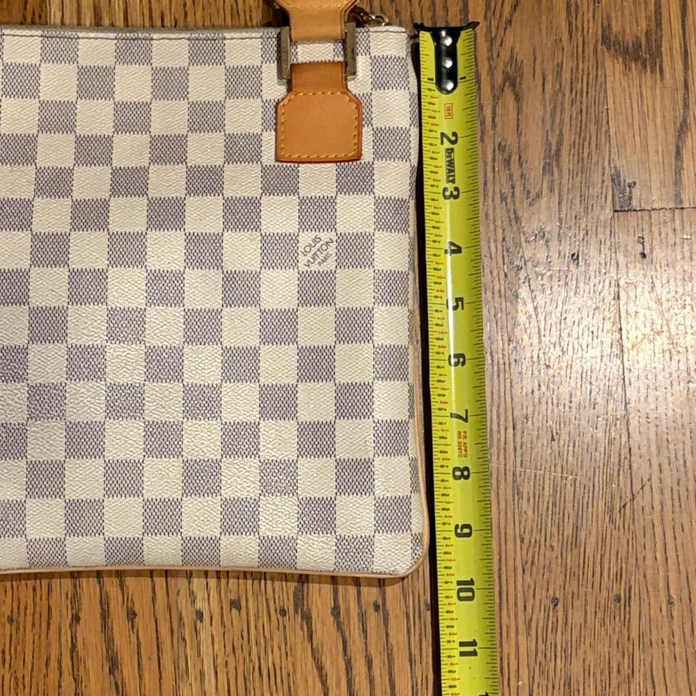 Louie Vuitton Purse - Picture 9 of 11
